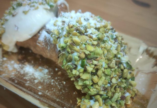 Questo è un cannolo. Da assaggiare