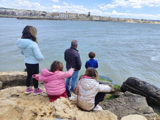 Le Famiglie guardano il mare